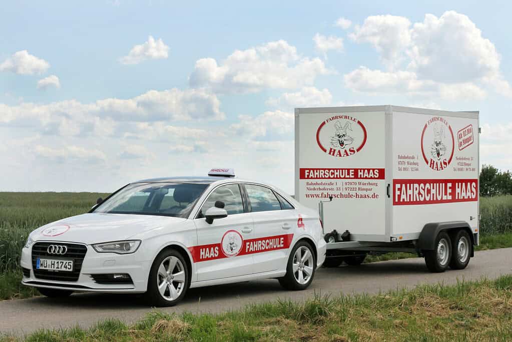 Fahrschule Haas Audi mit Anhänger