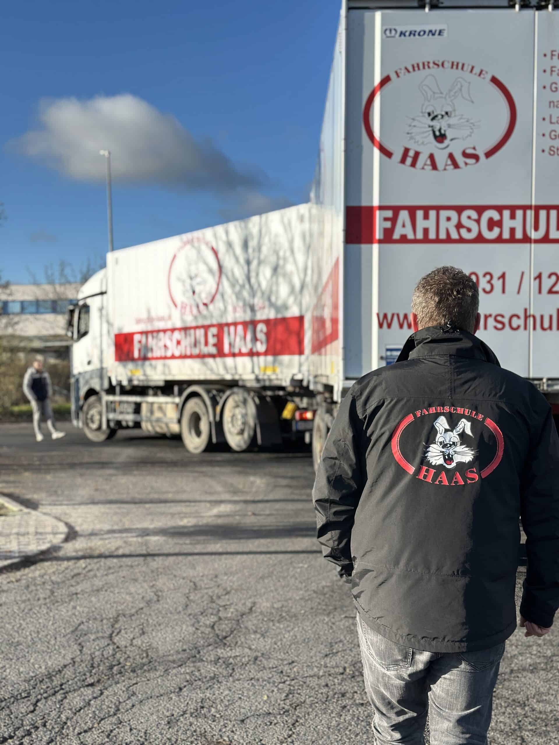 Fahrlehrer der Fahrschule Haas vor einem LKW-Gespann im Ausbildungszentrum Kitzingen