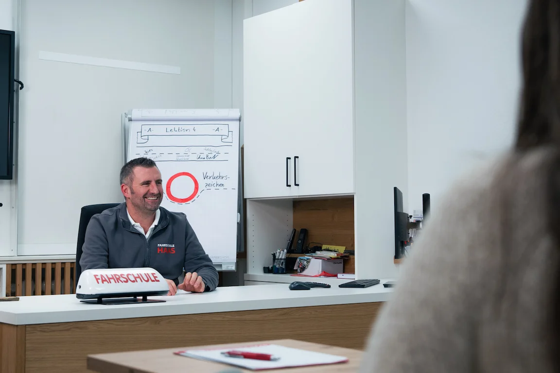 Fahrschullehrer sitzt im Unterrichtsraum der Fahrschule Haas. Hier wird die Theorie für alle Fahrzeugklassen vermittelt.