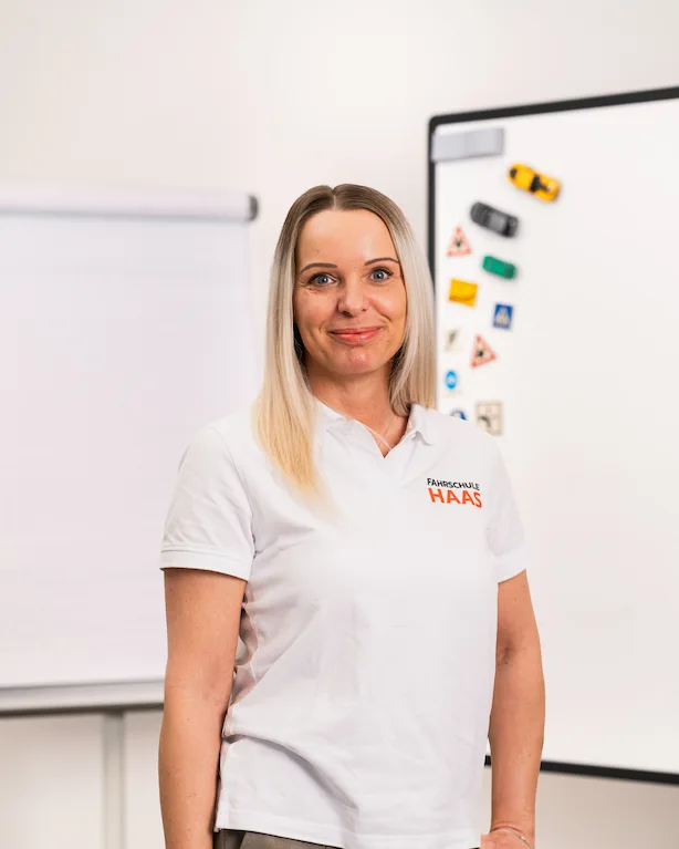 Fahrlehrerin Natascha Spiegel der Fahrschule Haas in Würzburg
