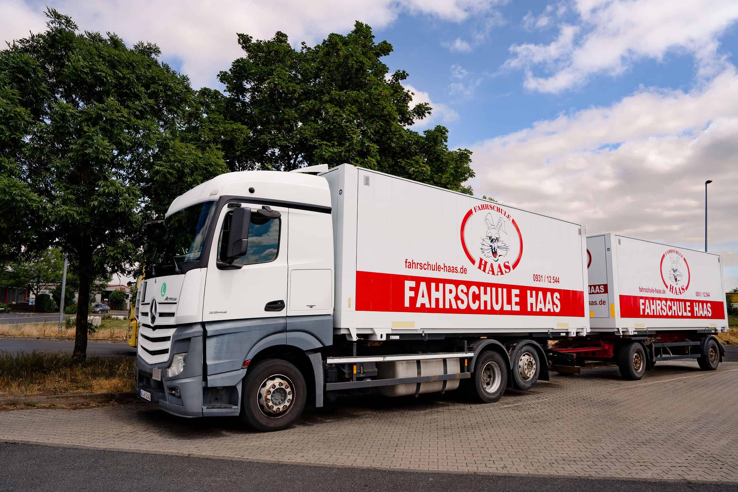 LKW mit Anhänger der Fahrschule Haas in Kitzingen
